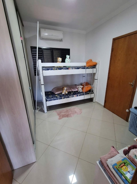 Casa no jardim Paranapunga