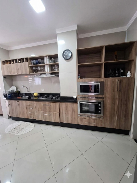 Casa no jardim Paranapunga